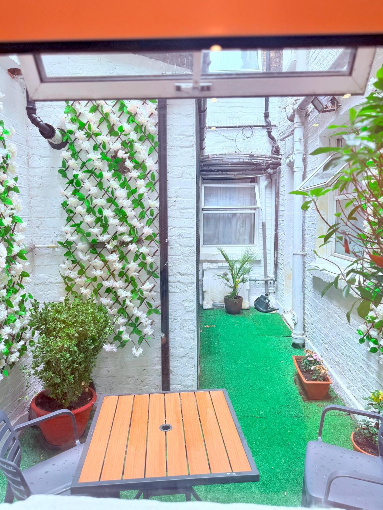 Gasthof Europa House Hotel, Paddington 2*